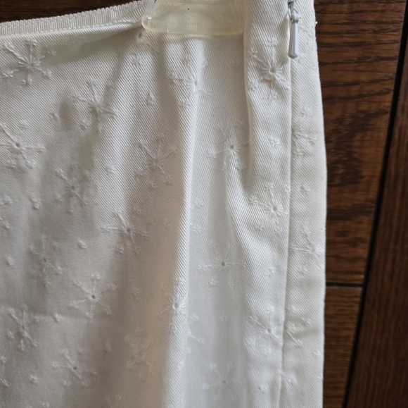 Liz Claiborne petite white eyelet denim skirt. - Picture 2 of 4